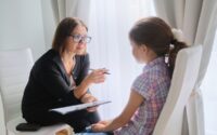 Jak psycholog dziecięcy może pomóc w radzeniu sobie z trudnościami emocjonalnymi u dzieci